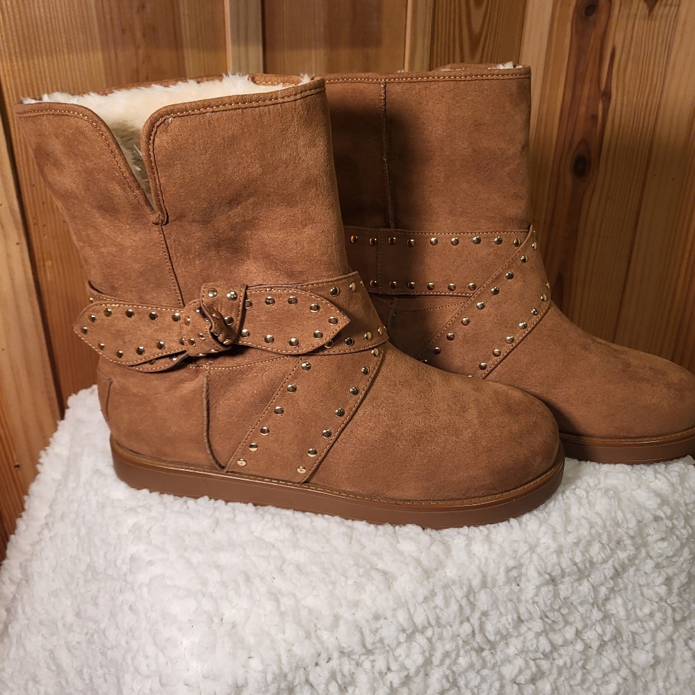 NWOT...G by GUESS, Size 8.5M, suade, bow & embellishments, tan